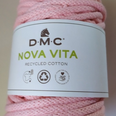 Novelo de fio rosa claro com etiqueta D.M.C NOVA VITA.