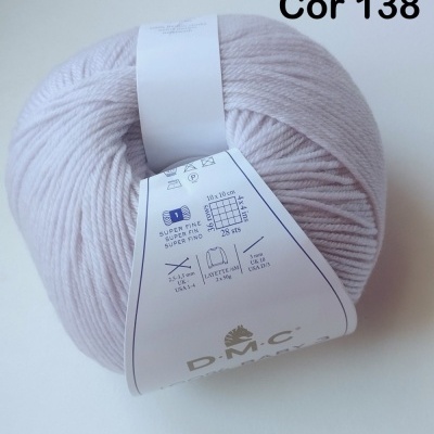Novelo de lã cinza claro com etiqueta branca e texto Cor 138