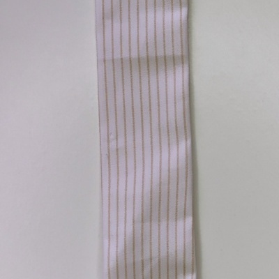 Faixa fina branca com riscas castanhas e fecho plástico branco