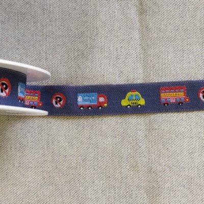 Fita decorativa azul com desenhos de veículos e sinais de trânsito