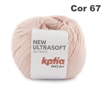 Novelo de lã cor rosa claro com etiqueta branca da marca Katia