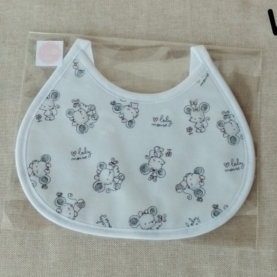 Babete branco com estampa de ratinhos cinza