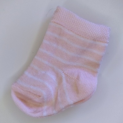 Meia de bebé pequena rosa com riscas brancas