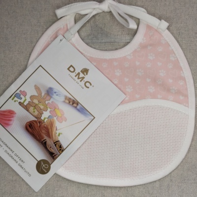 Babete de bebé rosa com padrão de patas brancas e pacote DMC para bordado