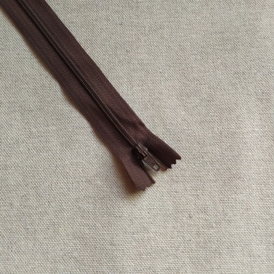 Fecho éclair marrom com texto Cor 703