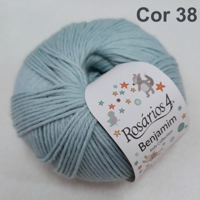 Novelo de lã azul claro com etiqueta Rosários 4 Benjamim Cor 38