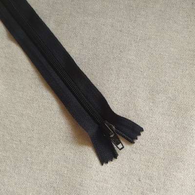 Fecho éclair preto com cursor metálico e texto Cor 732