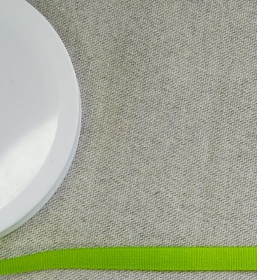 fita verde sobre tecido cinza com objeto branco redondo parcialmente visível