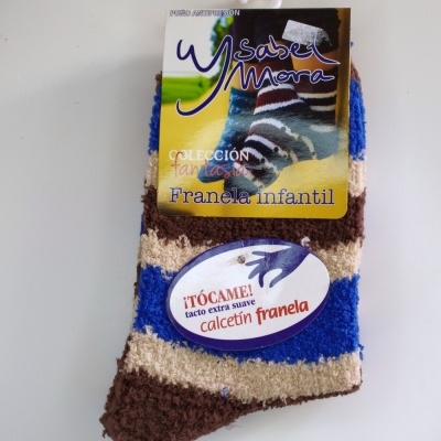 Meias de flanela infantil riscas azul, castanho e bege com etiquetas Ysabel Mora