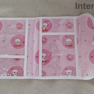 Organizador em tecido rosa com padrão de coelhos e ursos