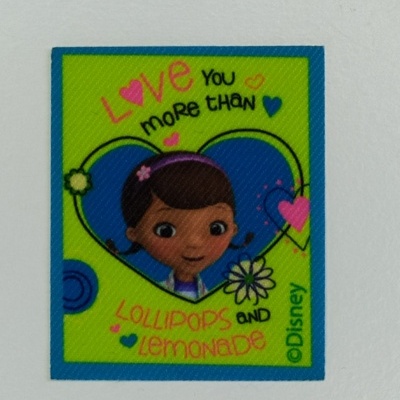 Etiqueta colorida com personagem animada e texto 'Love you more than lollipops and lemonade ©Disney'