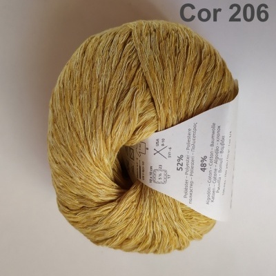 Novelo de fio cor amarelo mostarda com etiqueta branca