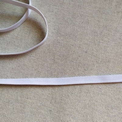Elástico branco de 8 mm sobre tecido bege com texto '8 mm'