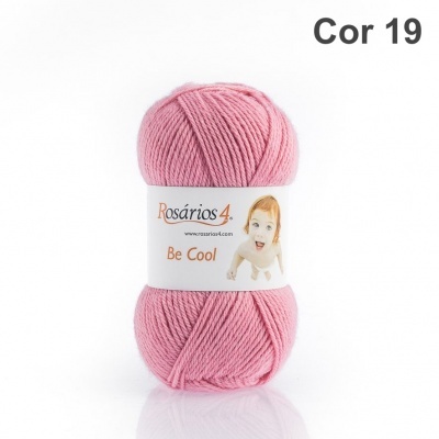 Novelo de lã rosa claro com etiqueta branca e texto Cor 19