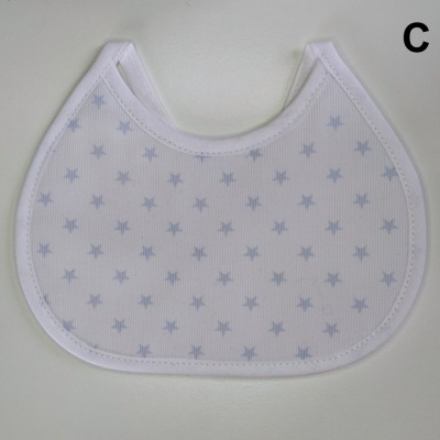Babete branco com pequenas estrelas cinzentas, forma arredondada e costura visível