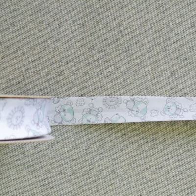 Fita decorativa branca com desenhos infantis em carretel e fundo tecido cinza claro