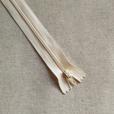 Zip bege claro sobre tecido cinzento claro com texto Cor 706