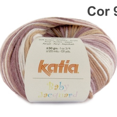 Novelo de fio Katia Baby Jacquard em tons rosa, bege e creme, etiqueta com informações do produto.