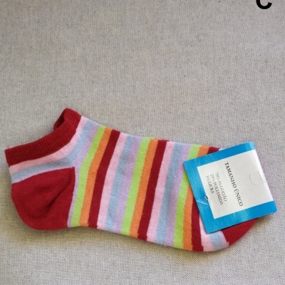 Meia curta colorida com riscas e etiqueta azul e branca