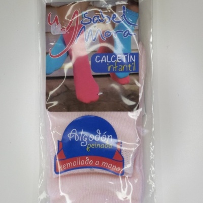 Pacote de meias infantis cor-de-rosa em embalagem plástica transparente com rótulo da marca