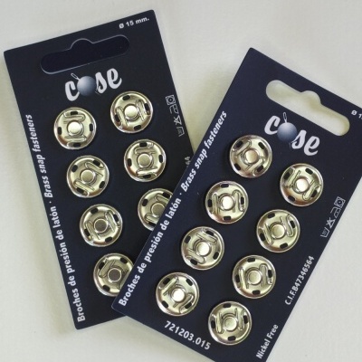 Cartões pretos com botões de pressão em latão prateados