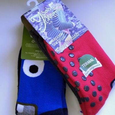 Meias infantis vermelha térmica com pontos pretos e azul com padrão branco e preto da marca Ysas Mara