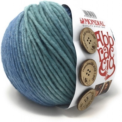 Novelo de lã azul com etiqueta MONDIAL e botões de madeira