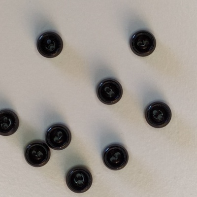 Oito botões redondos pretos sobre fundo branco