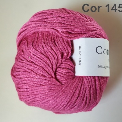 Novelo de fio de algodão rosa com etiqueta branca, texto 'Cor 145' ao fundo