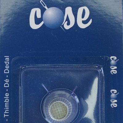 Embalagem azul com dedal antialérgico sem níquel da marca cose