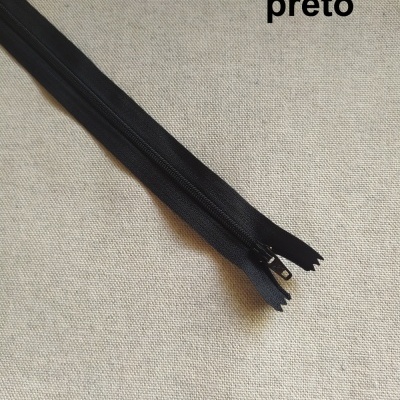 Fecho éclair preto número 732 sobre tecido bege