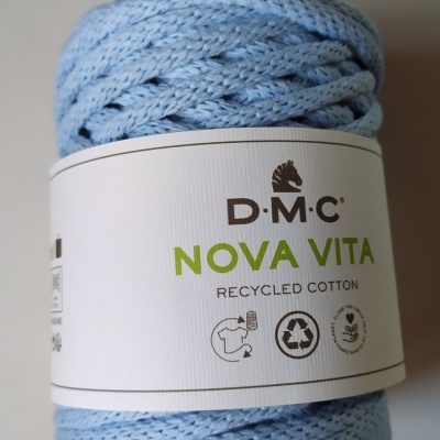 Novelo de fio azul claro DMC NOVA VITA algodão reciclado com etiqueta branca