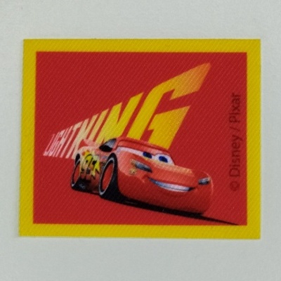 Autocolante quadrado amarelo com Lightning McQueen do filme Cars e texto 'LIGHTNING'