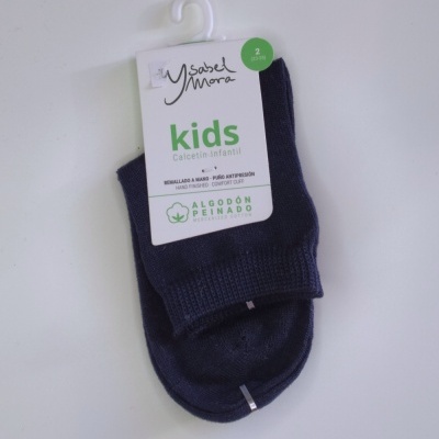 Meias pretas infantis com etiqueta Ysabel Mora kids e gancho branco