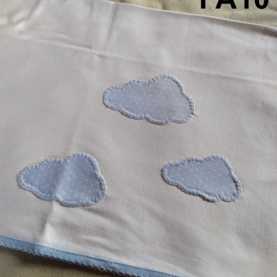 Pano branco com nuvens azuis aplicadas e texto FA10