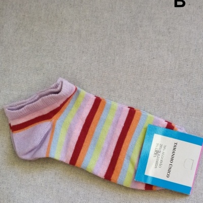 Meia curta com riscas coloridas e etiqueta azul e branca