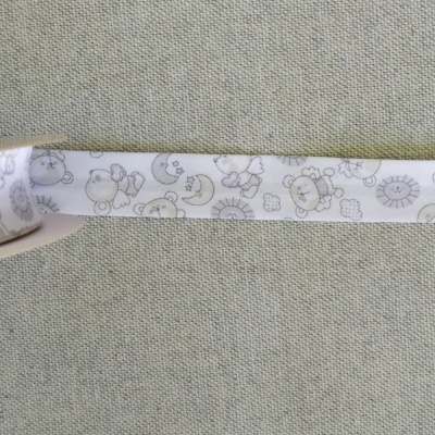Fita decorativa branca com desenhos infantis cinza em fundo tecido cinzento