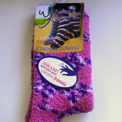 Meias infantis de flanela cor de rosa com padrão roxo e branco, embalagem Isabel Mora