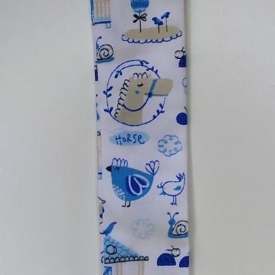 Clipe para chupeta estampado azul e branco com fecho plástico branco