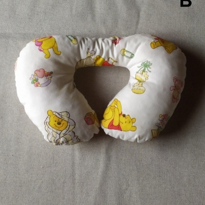 Almofada em forma de U com estampa do Winnie the Pooh colorida