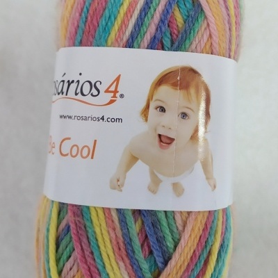 Novelo de lã multicolorido com rótulo e imagem de bebé