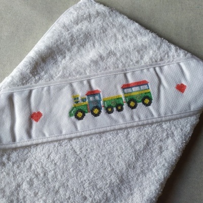 Toalha branca com capa bordada com comboio colorido e corações