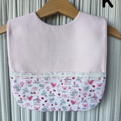 Babete para bebé rosa com estampa de animais da quinta e renda branca