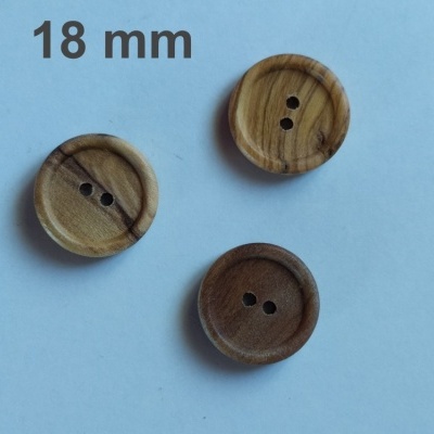 Três botões de madeira redondos com dois furos, texto 18 mm