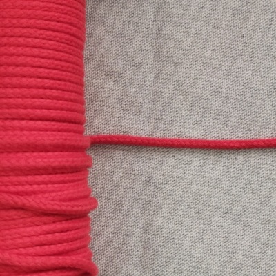 Rolo de cordão vermelho sobre fundo cinzento com texto 'Vermelho'