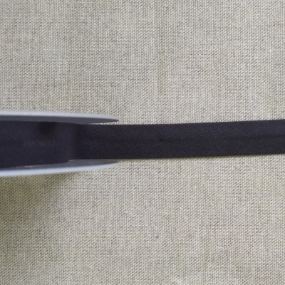 Fita preta em tecido sobre fundo bege com texto Cor 16 (preto)