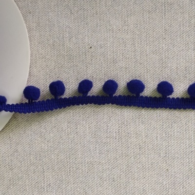 Fita decorativa azulão com bolas sobre fundo de tecido cru