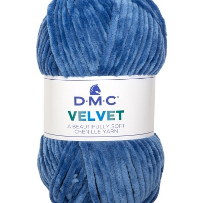 Novelo de fio chenille azul-veludo marca D.M.C com etiqueta e indicação de cor Cor 8