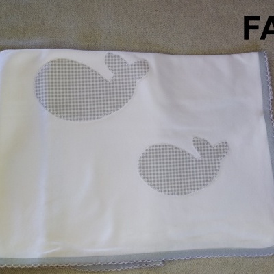 Manta branca com baleias cinzentas e bainha cinzenta