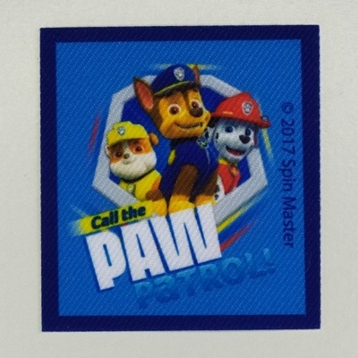 Adesivo PAW Patrol com três cães e texto colorido